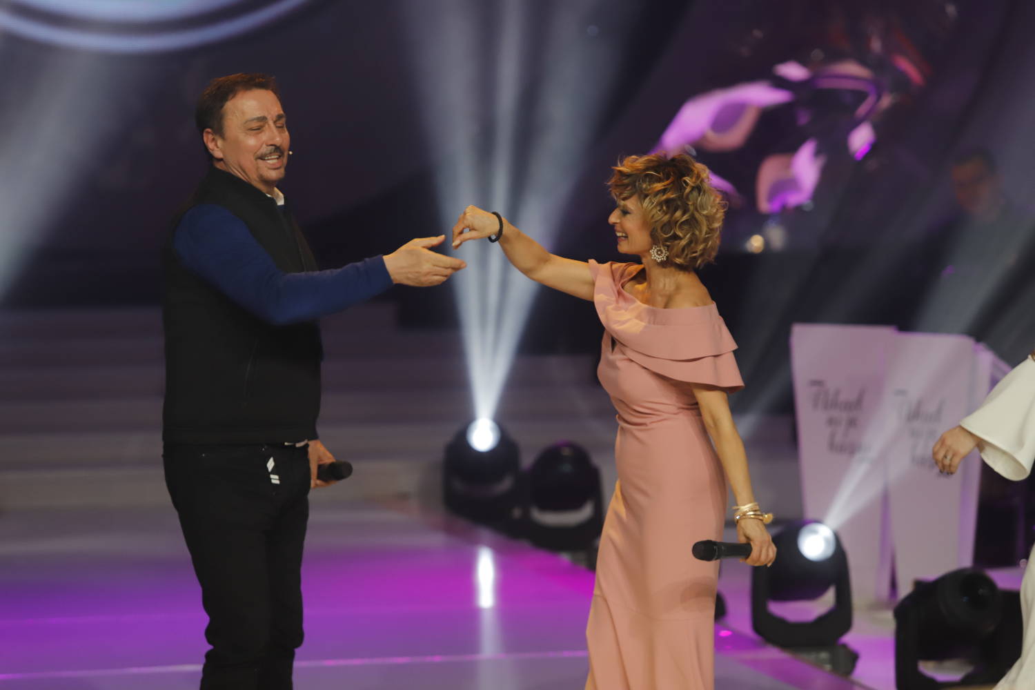 Izgleda kao MILION dolara, a peva kao DVA što je zbunilo Kebu (VIDEO) 3 70a04f009c7ca369f84143b02e686da958ab6915