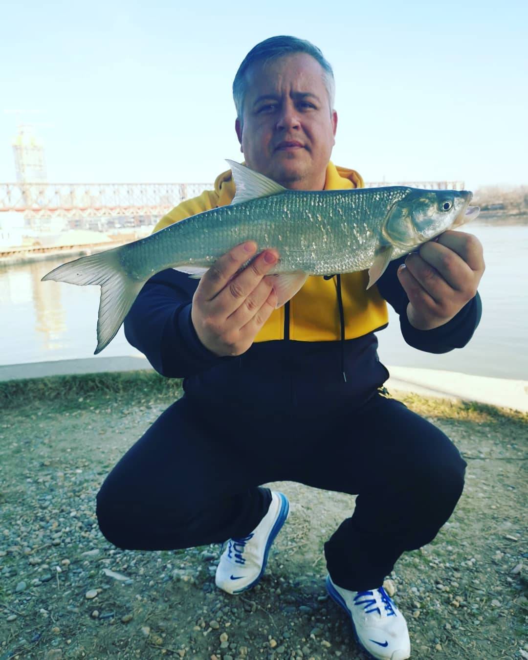 Preživeo infarkt, danas punim plućima živi za dobar ulov! Prepoznajete li pevača sa fotografije? 3 711a977f00b92613dd780134e96bca755de34eb6