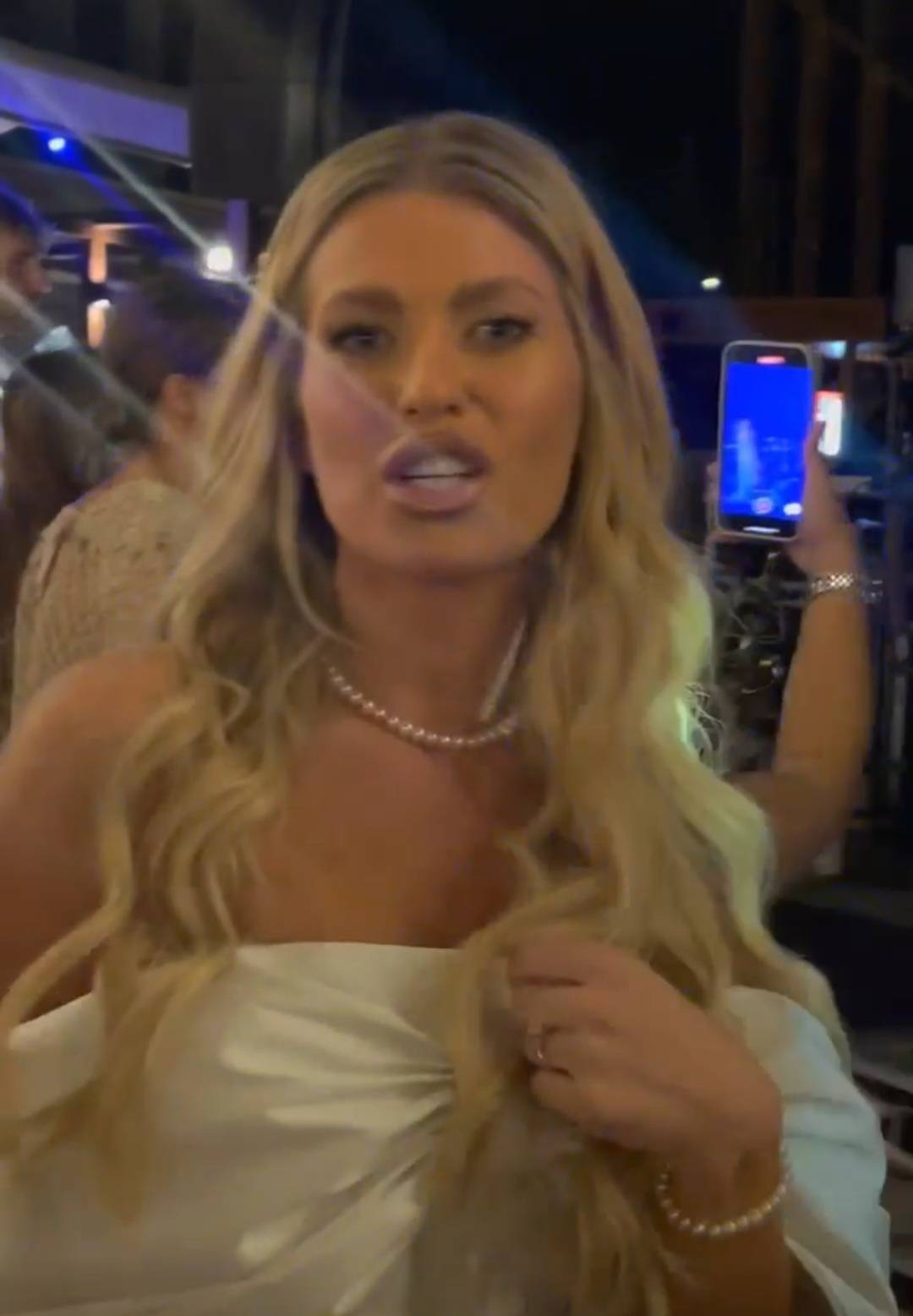SVADBA I DALJE TRAJE: Milica Pavlović ZAMEŠALA kukovima i napravila HAOS, mlada ponovo promenila venčanicu 4 731313d4b0d588ea72b5ee7933b89578a4c3829f