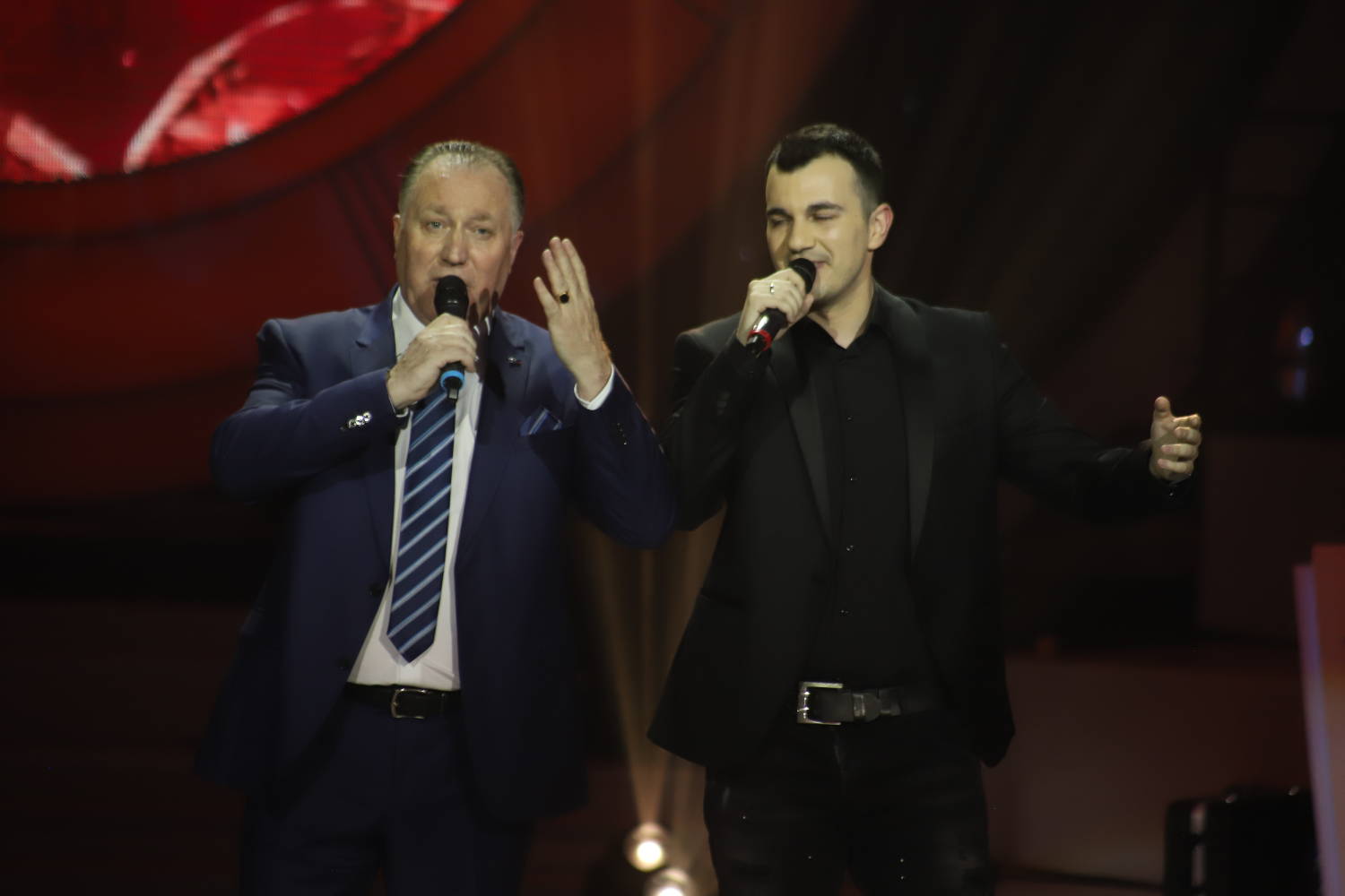 Kad direktor zapeva jednu od najzahtevnijih pesama, Enes Begović pada u TRANS! „Tako se peva u Bosni“ 5 7421843d61a5509a64776c4e40e9ab200f6e36d4