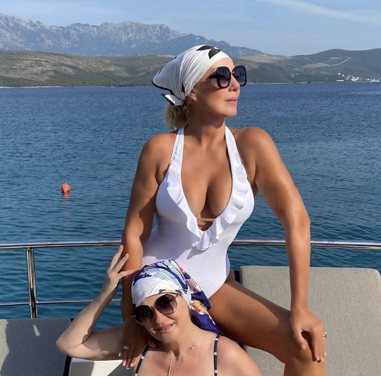 KAPA DO PODA Lepa Brena u belom kupaćem pokazala da je u top formi (FOTO) 3 746b8f5c7b7238086e46f1108506d8539d23a7c6