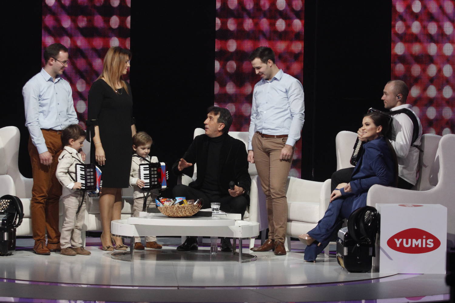 Ovo su najslađi harmonikaši i podrška u takmičenju! A tek da vidite koliko su medeni dok pevaju sa dedom (VIDEO) 2 7499805bcb9b1fc58fc853b0e32ea9a0d3914733