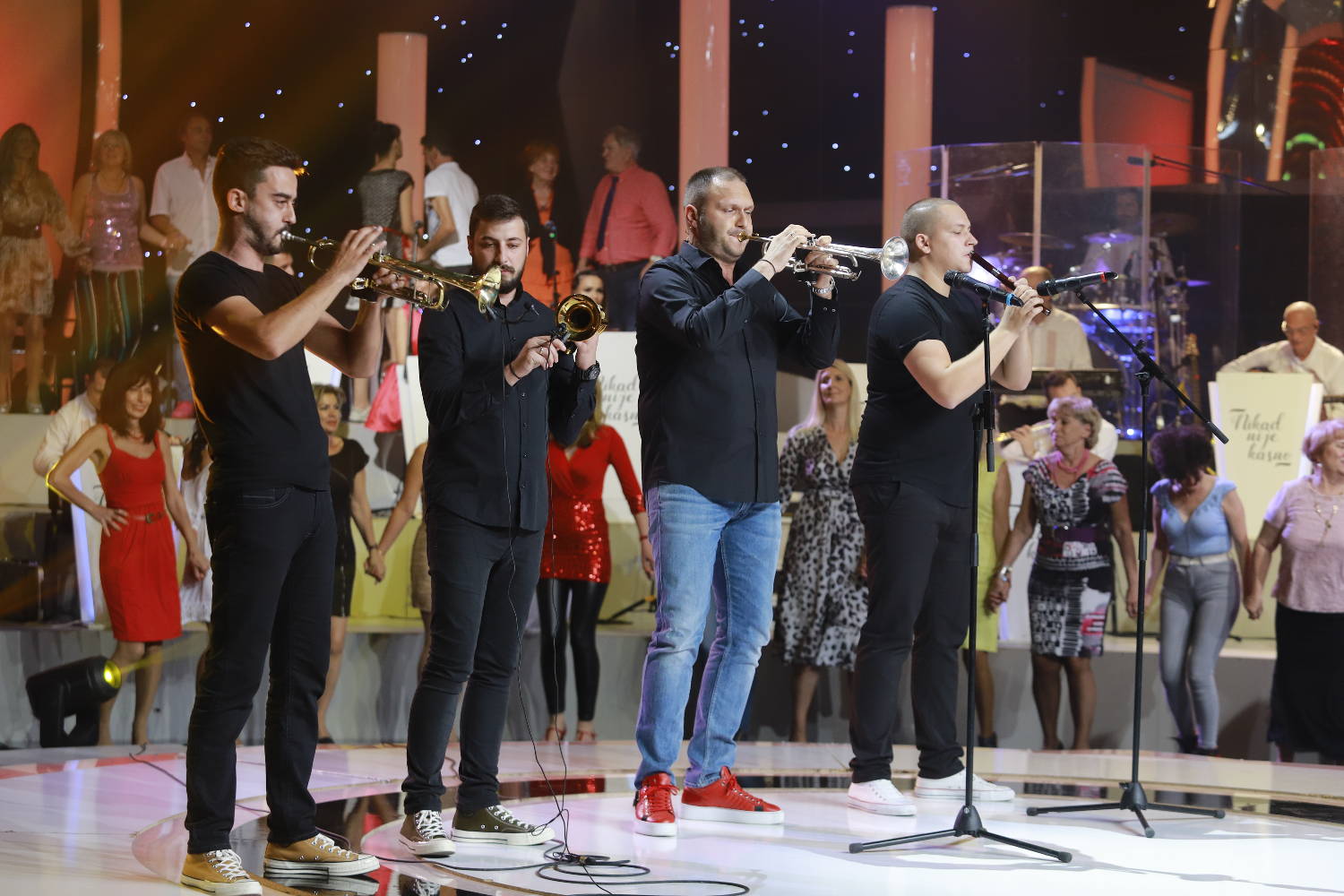 Žika poveo svoje kolce u novoj epizodi, a šou su ipak ukrale ove DVE ATRAKTIVNE PLAVUŠE (VIDEO) 2 7556ac021b28a6252e168d29a14c647d83b4fe6d
