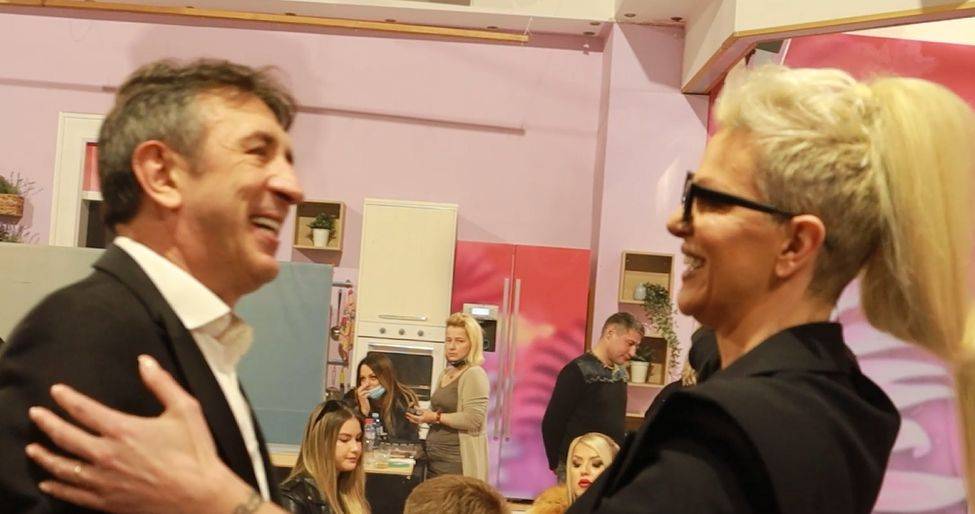 IZA KULISA: Sofra se zagreva za svirku, Tijana deli poljupce (VIDEO) 2 78b84870373d6b3f6a2e055e371d7a85fc5b76ef