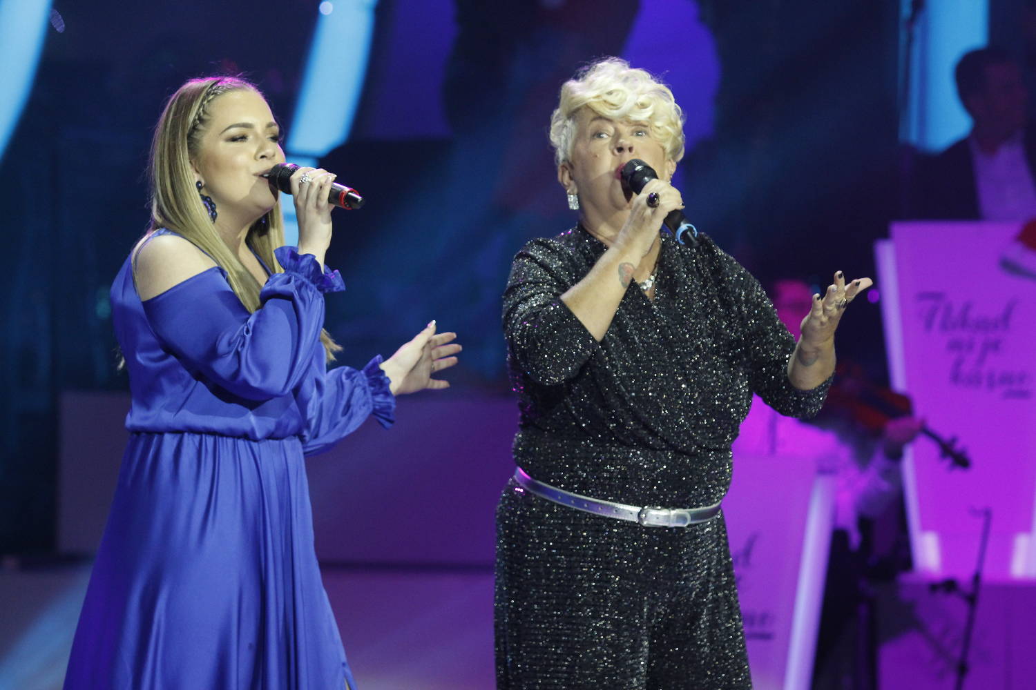 Izašla je samouvereno na scenu, ali kada su joj se pridružili sin i ćerka uopšte joj nije bilo svejedno (FOTO) 2 79f65d155baaa4e7ab9753d5cbb8467cc18b012b