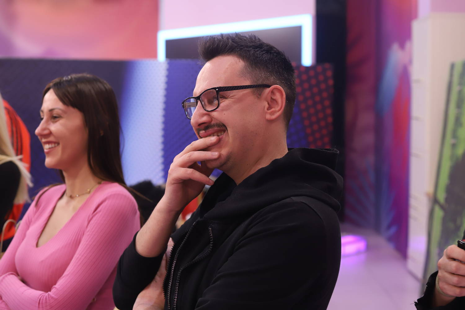 ''Ovo mi DAJE SNAGU da radim još sa vama'' Grandov fotograf u SUZAMA nakon ŽURKE IZNENAĐENJA (VIDEO) 8 7a5c5f5bca098e984d3c2b1044637a52f4e7631e