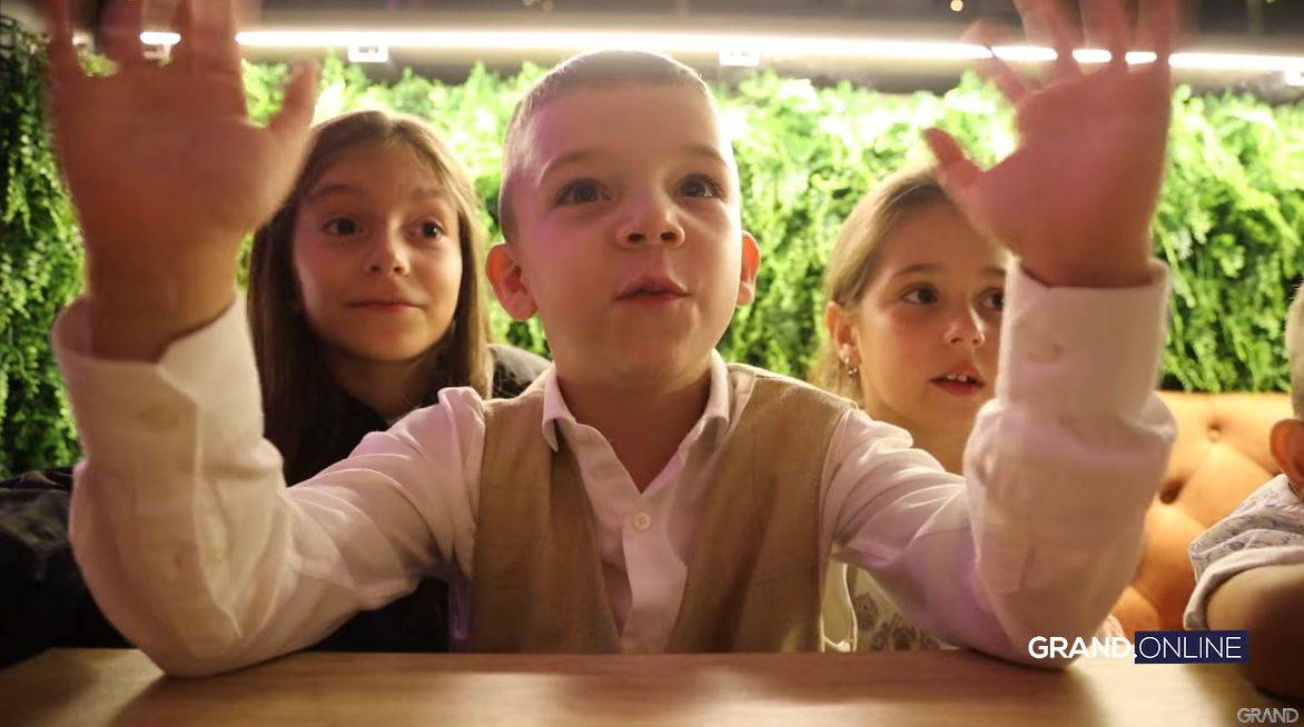 VESELJE ZBOG ROĐENJA BLIZANACA: Pevača iscepali, sin Vujadin bio ZVEZDA VEČERI (VIDEO) 5 7c262f77ee2ae7aed4ed69883dc5eb766980e8cf