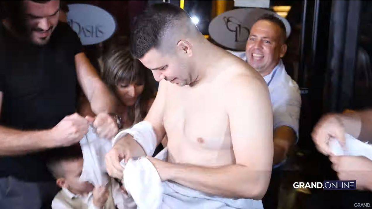 VESELJE ZBOG ROĐENJA BLIZANACA: Pevača iscepali, sin Vujadin bio ZVEZDA VEČERI (VIDEO) 2 7c95e667fca865b9fd4e82b62b5aed5d9e0a54b7