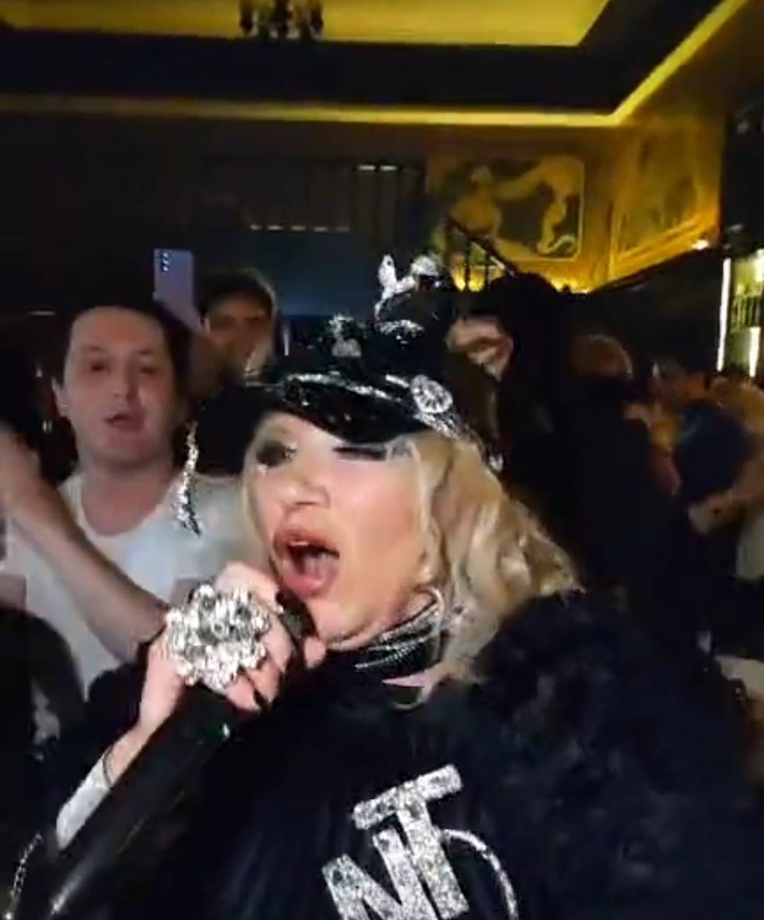 "TO MOŽE SAMO NADA TOP" Pevačica napravila HAOS u beogradskoj kafani (VIDEO) 2 802f4d7fba7578d76ad5fd1289f5782ffbb037af