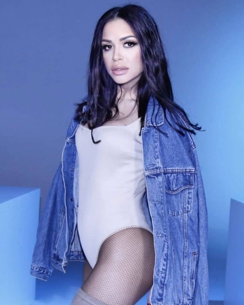 BLAŽENA MEĐU MUŠKARCIMA: Aleksandra Mladenović promenila imidž za novi spot (FOTO) 5 8076cfe8a9a69c5bba3717daefb9e9d53a7b2886