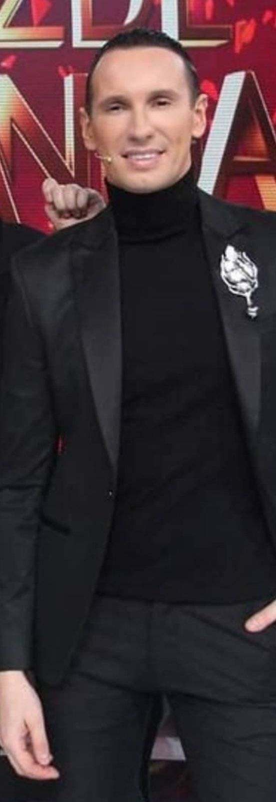 Kažu da je NAJBOLJE OBUČEN muškarac kod nas, ali neke kombinacije su PREVIŠE SMELE (FOTO) 4 80e181dbdf8526aee4a7d649cb302961bde2c68a