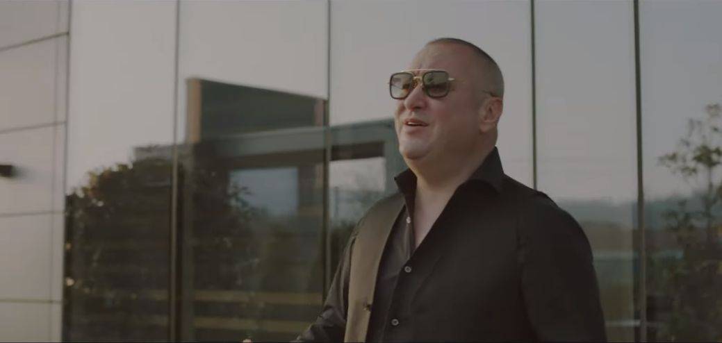 FAMILIJO, PUN GAS Đani kao kamiondžija, a tek da vidite njegovu ćerku u spotu (VIDEO) 2 82e1cce256d657b750703bbeaed100bbd9e89492