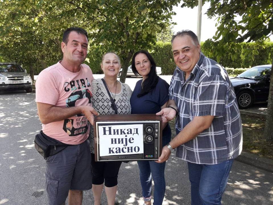ORIGINALNO Lenče i Goran Kukić dobili nesvakidašnji poklon 2 82ec15ae8788d7bc64440d145dca992d0e947f31