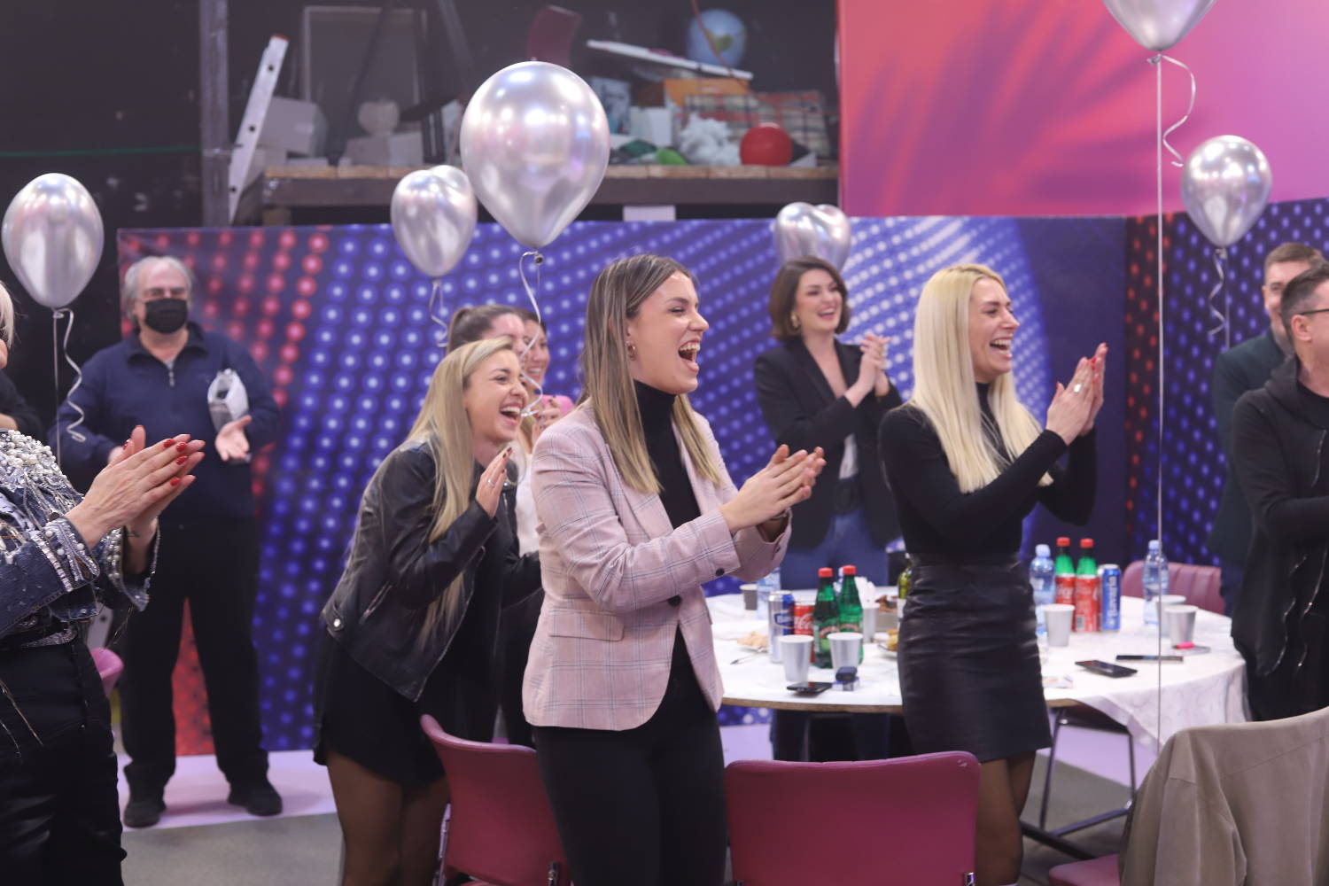 ''Ovo mi DAJE SNAGU da radim još sa vama'' Grandov fotograf u SUZAMA nakon ŽURKE IZNENAĐENJA (VIDEO) 7 842f0fc47cdd1846018b97c6e0ceec78f3684a44