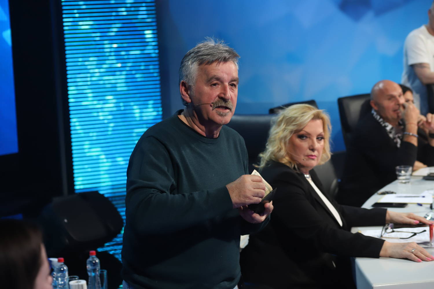 LETELO PERJE: Viki i Bosanac u NIKAD VEĆEM KLINČU: "SPUSTI PRST kad razgovaraš sa mnom" 4 8490d1fa94ab00b288a03feaff1f85f56118ae54