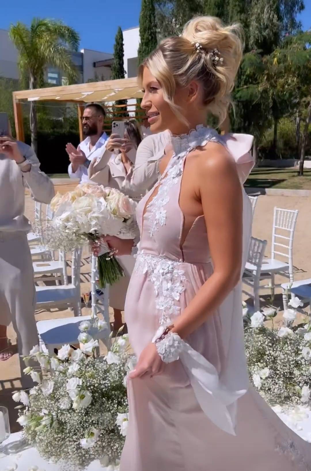 SVADBENA BAJKA NA PLAŽI: Mladenci izgovorili sudbonosno DA, pa BOSI zaplesali na pesku (VIDEO) 4 851748d5563a623e285b7eb1ca219a6a763f34df