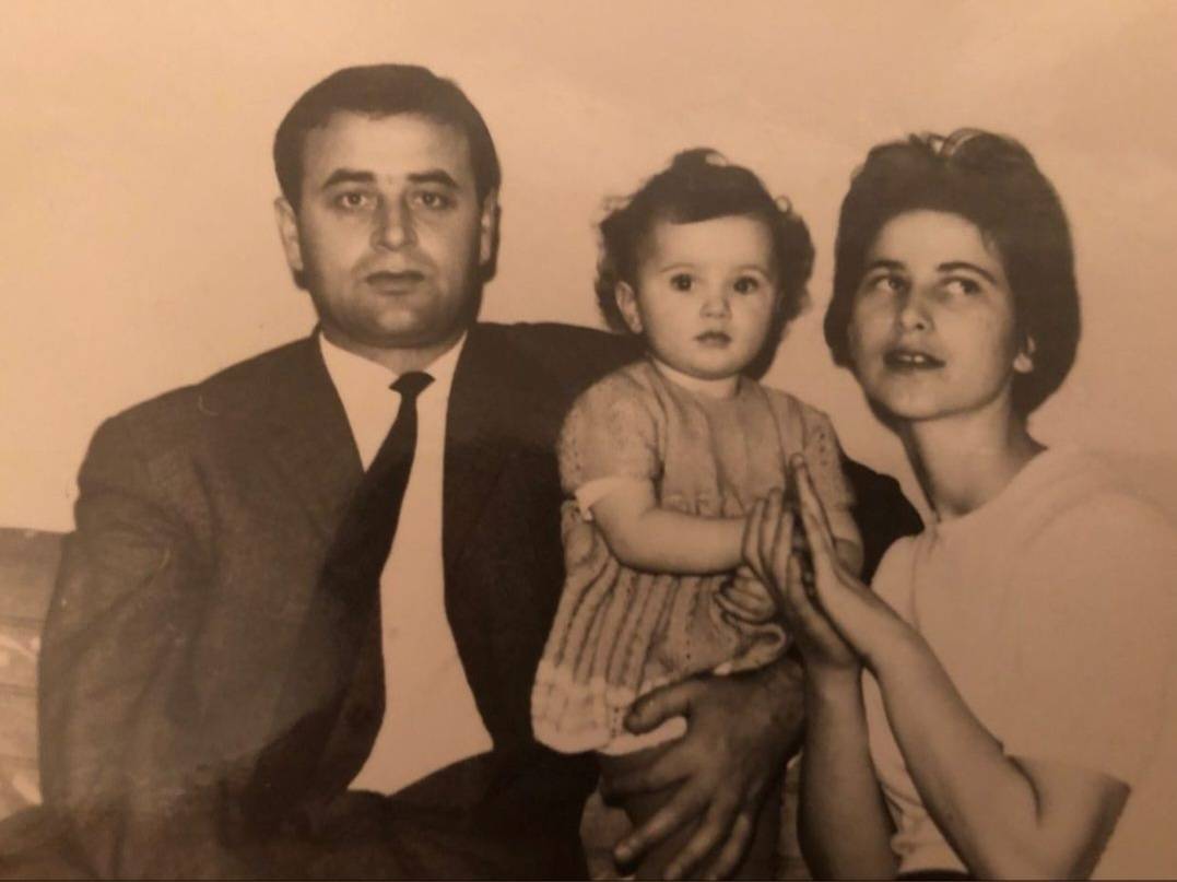 PREPOZNAJETE LI DEVOJČICU SA SLIKE? Danas važi za jedno od naših najlepših TV lica (FOTO) 3 85e71990fb7ba956478b3113e5a6421a7c5f689b