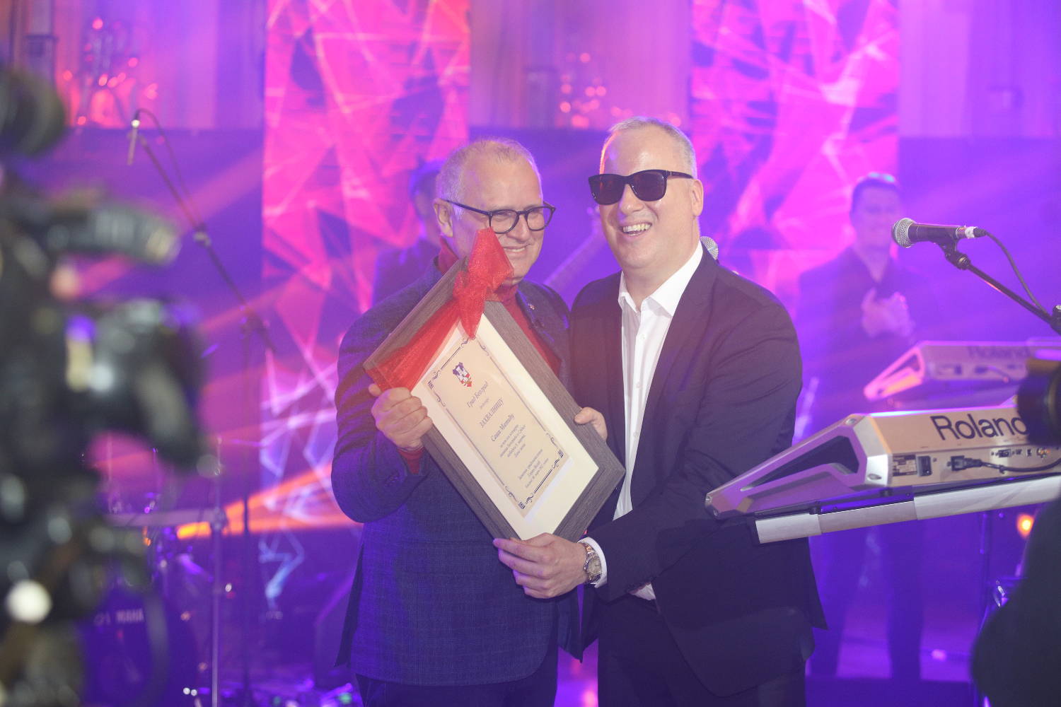 Pevač "ZAPALIO" SKUPŠTINU, a Vesićev GEST je tek za prepričavanje (VIDEO) 4 870d7228b7c7900a48d661285fad11cc61d692e8