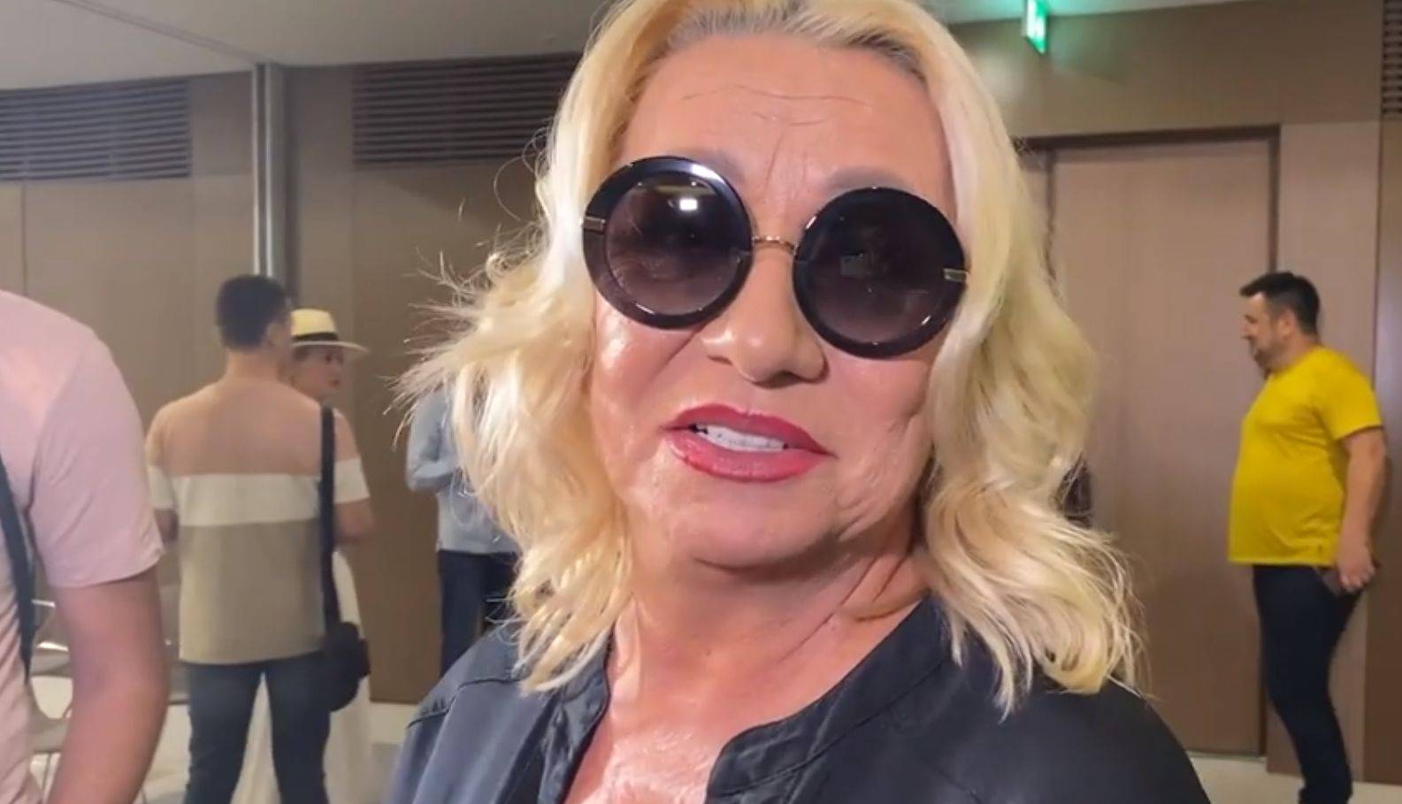 Pevačica OTKRILA na koji način joj se UDVARAJU MUŠKARCI, pa nasmejala sve: "Ovi mlađi..." 2 87b901402ef3f6dff887e194cf1b188795fcde7e