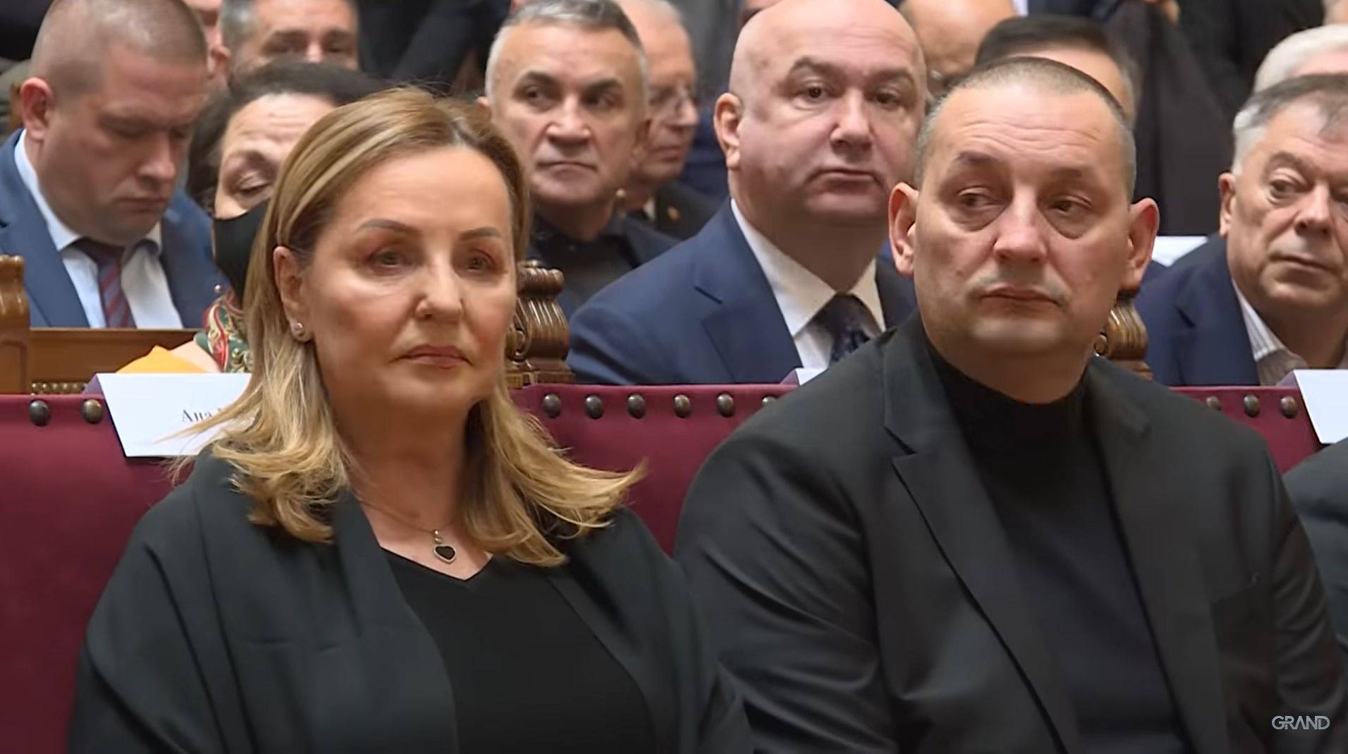 ŽIVOT IM SE PROMENIO PREKO NOĆI: Ove pevačice bile su ZAVIJENE U CRNO (VIDEO) 4 8876d196862ea3e29cc1339e544dd65f57acfda9