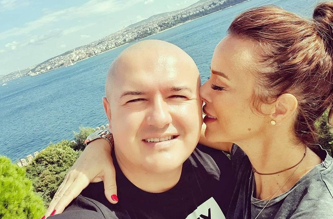 OVU FOTOGRAFIJU KRILA JE GODINAMA: Slađa Alegro blistala na CRKVENOM VENČANJU (FOTO) 4 8a36fda9d8bd3beb773b533df10d8bac0fe32cc5
