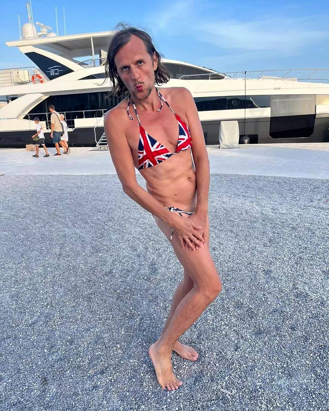 BOŽO VREĆO NA APARATIMA: Pevač šokirao izdanjem na plaži, komentari su URNEBESNI 3 8b6044b1c37d63bc5d5ff3feacd5b98c2f8938de