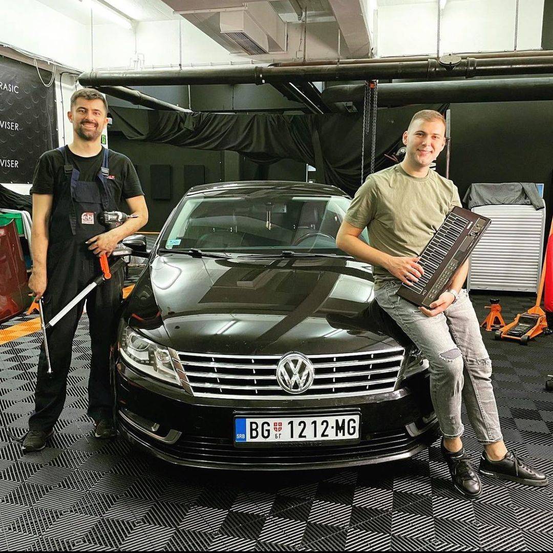 OVO ĆE SE PREPIČAVATI: Marko Gačić zasvirao i zapevao GDE NIJE NIKO, ljudi u ŠOKU (FOTO) 3 8bf28e6c57ddcef93690b3b71206b8d7ba481767