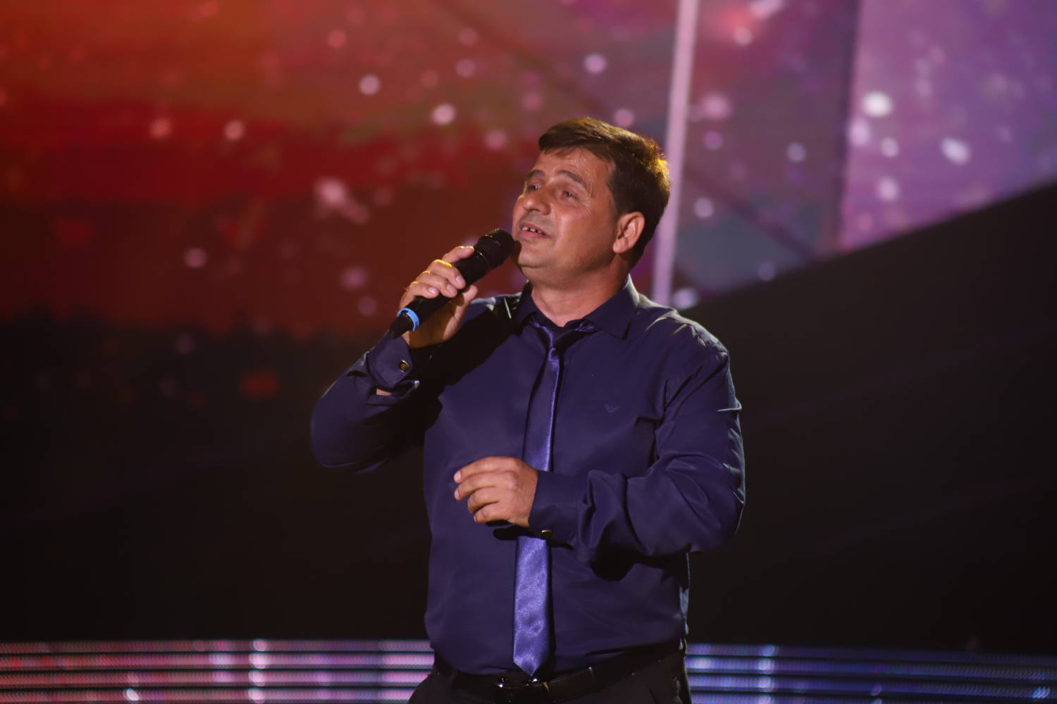 "Bilo je teško" Pevanjem je odhranio četvoro dece, a svojom životnom pričom mnoge je dirnuo (VIDEO) 3 8bf4cd815d1617488b3383363e994dbcbd441db8