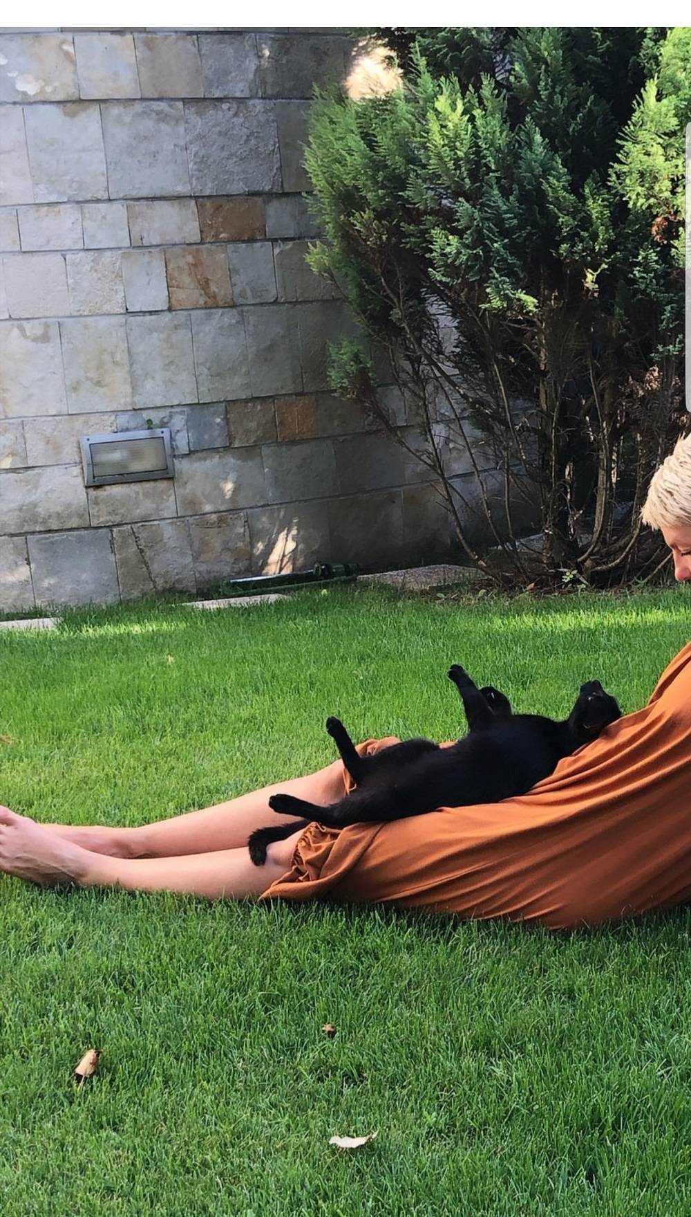 NJENA OAZA Jelena Karleuša u ležernom izdanju i bez šminke pokazala kako uživa kod kuće (FOTO) 2 8c060b423f2e3b3b16430da06f389ca161975e99