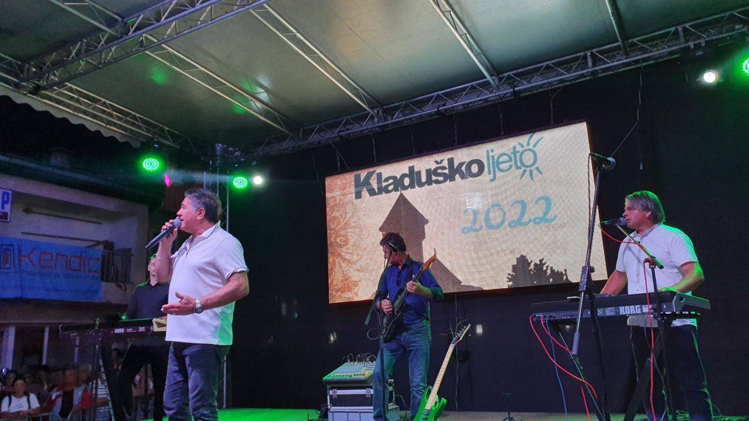 Jednim GESTOM publika pokazala da je Halid BROJ JEDAN pevač svih generacija 4 8c7eea8517cb857bd5a530e8b6bd86742a27c9db