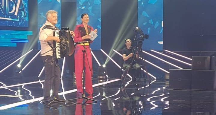 Nekada preslatka beba, a danas je jedan od OMILJENIH ČLANOVA ŽIRIJA u "Zvezdama Granda" 4 8d44f29482b4bf56eb0f668ef43a219c86c5a5a3