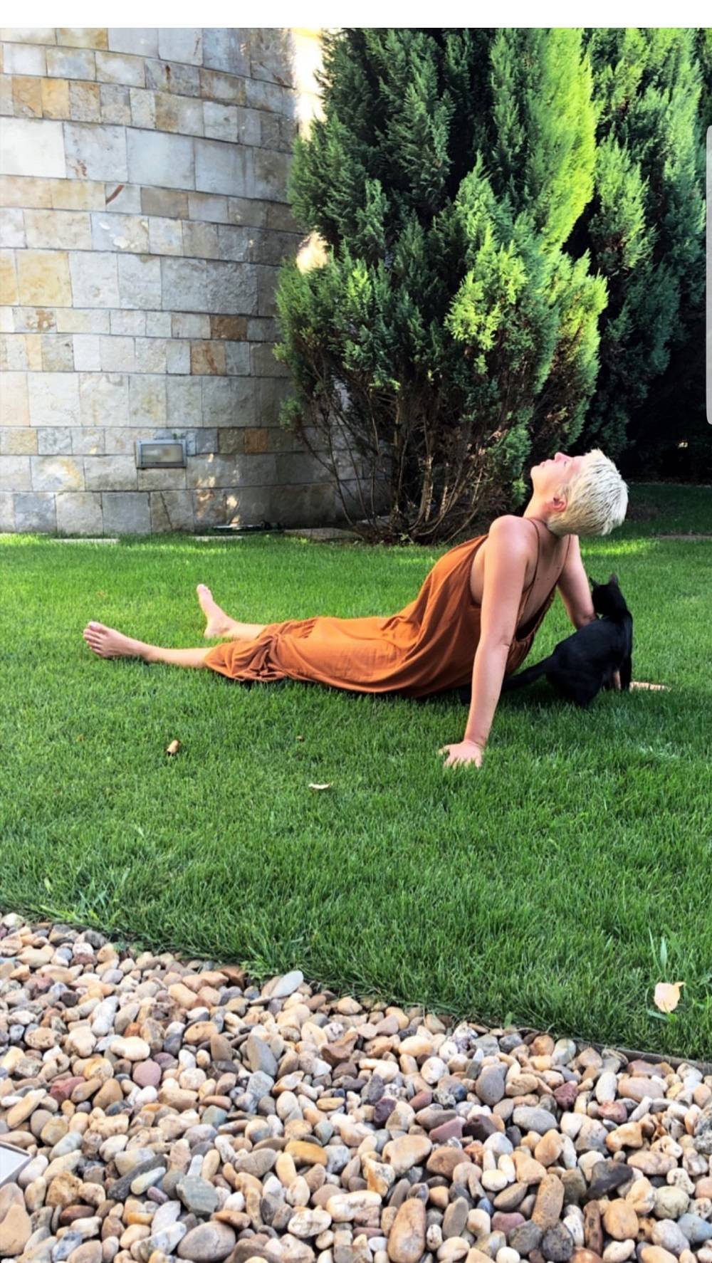 NJENA OAZA Jelena Karleuša u ležernom izdanju i bez šminke pokazala kako uživa kod kuće (FOTO) 3 8d9c1ce5caa290d7c36f045a64c944398e82870f