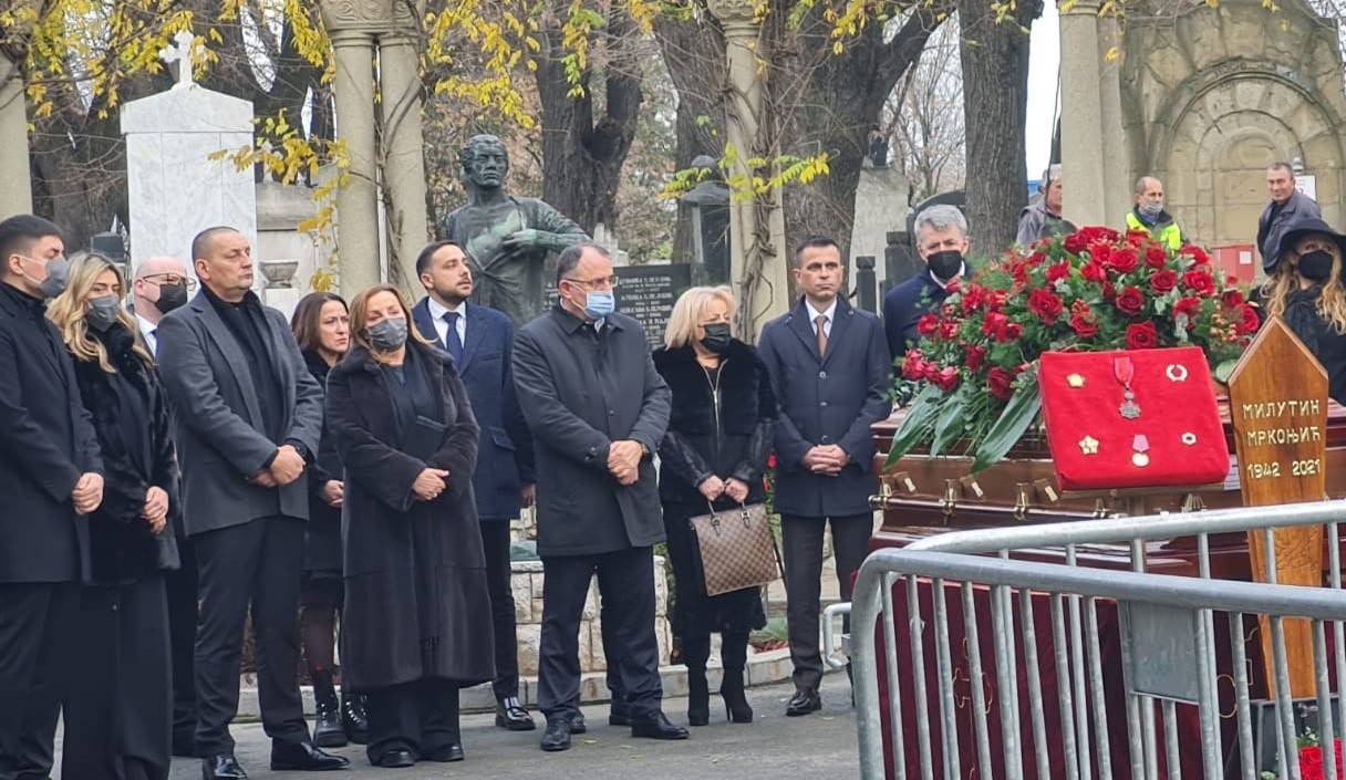 SRCE DA PUKNE: Milutin Mrkonjić sahranjen uz omiljenu pesmu "PUTUJ U VEČNOST" 2 8dba9c3e6cc7601abbbb34436496c4050f9b49fe
