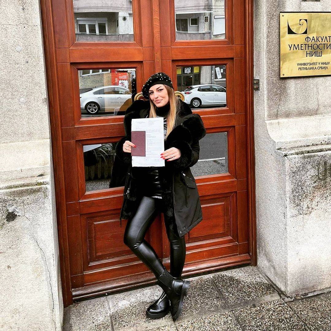 SVETLI PRIMER ESTRADE Da li ste znali da je ova ZVEZDA GRANDA diplomirani teoretičar umetnosti? 3 8ef5d0553221d1ec6d86290148b4b80a5ce7f77c