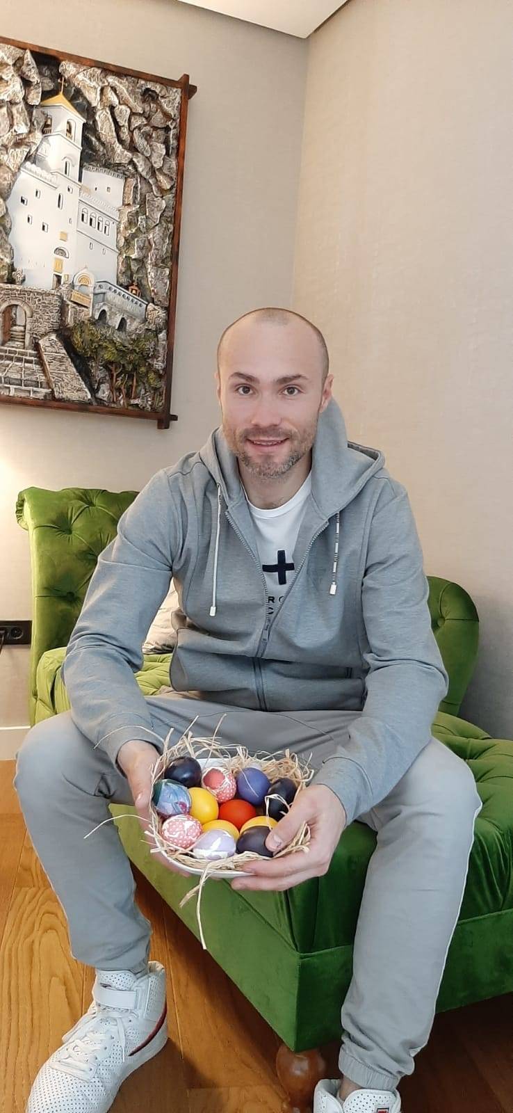 Sofra podelio fotku iz porodičnog doma i otkrio: "Ovo će biti drugačiji Uskrs" 3 8fc0fec3e42fc2bc0934662a6100f097b7f4b527