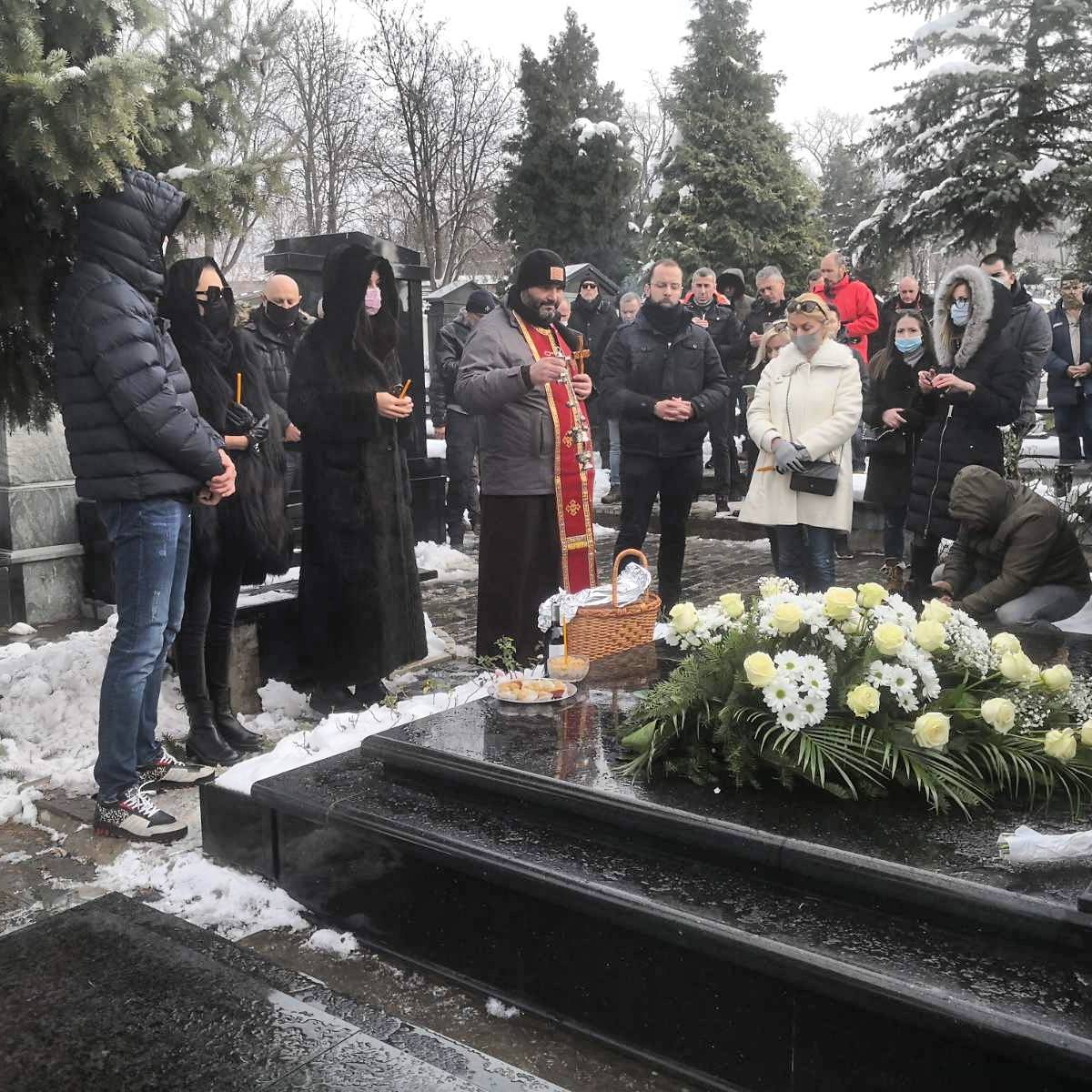 Godišnjica smrti Željka Ražnatovića Arkana- Porodica se okupila na Novom groblju (VIDEO) 2 911364b6ca6503710b3c6dcb2aa1bbf6b9de038a