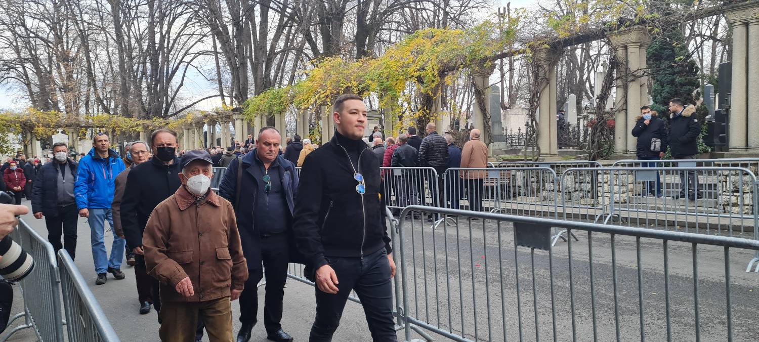 SRCE DA PUKNE: Milutin Mrkonjić sahranjen uz omiljenu pesmu "PUTUJ U VEČNOST" 5 91e01b1e57a9ab7a43800388d6b81fc5b69b9a9f