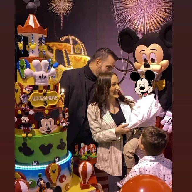 Prija i Filip proslavili ROĐENDAN SVOM NASLEDNIKU: Sve izgleda kao u bajci, a tek da vidite raskošnu tortu (FOTO) 2 92baa2063e659d71c95375388d768e599eb9733e