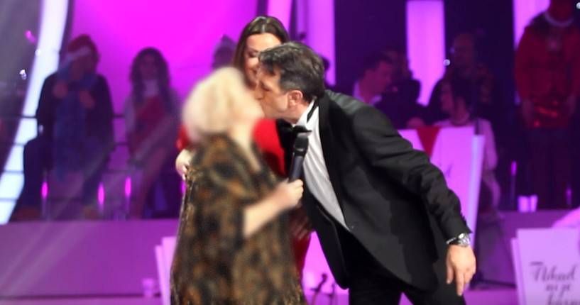 ŠOK I IZNENAĐENJE: Žika Jakšić poljubio OVU pevačicu na sred scene (VIDEO) 2 931da2697fb1efebe791a2a07edf5b46dab71a32
