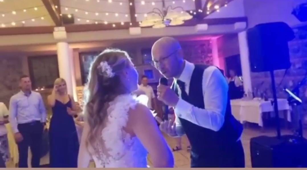 Oženio se pevač ZVEZDA GRANDA, mlada plakala na SVADBI (VIDEO) 4 93feeee247cc2d9afe5807ee1b895f1edacab7c2