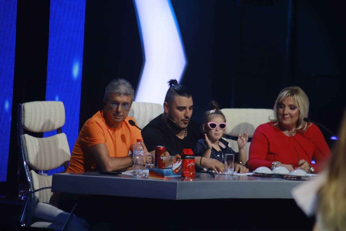 Jelena ODLEPILA kad je videla Lepu Brenu na telefonu, a pogledajte zašto je Darkova ćerka Lorena bila ZVEZDA večeri (VIDEO) 3 9578cce2d00ccc3edc0ffd3916d7fc0bacdd44e1