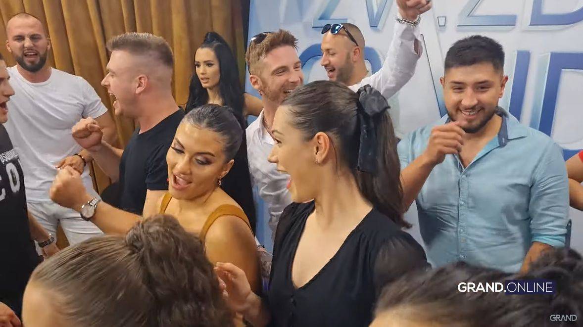 OVO NISTE VIDELI NA TV-u: Finalisti napravili LOM u Vojinom bekstejdžu (VIDEO) 2 99c6bf08bb78ecaa9a4e7ed20935a7da59d7146a