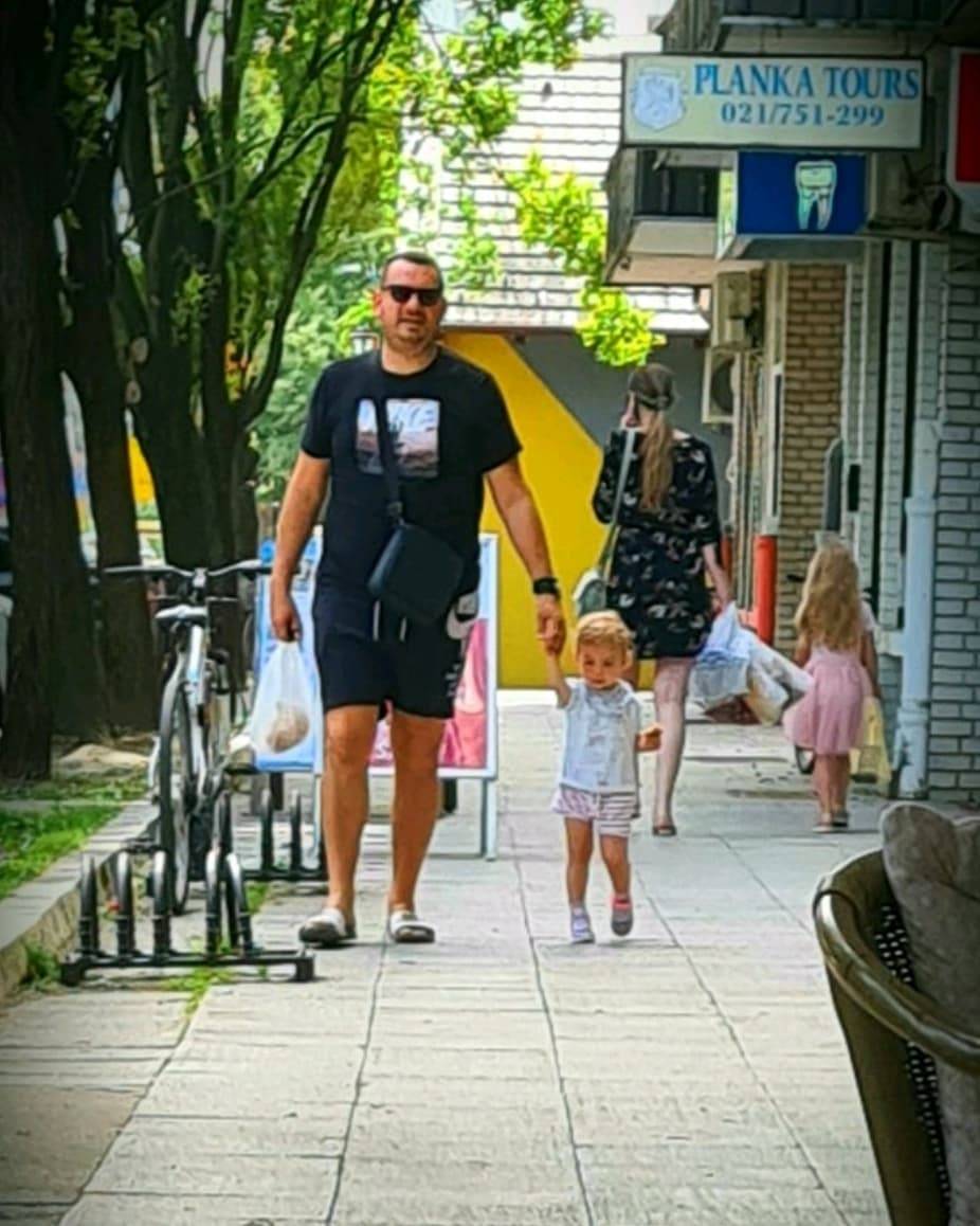 ''Ne treba ti DNK TEST da znaš da je tvoja!'' Ovaj potez ćerke Peđe Medenice doveo sve DO SUZA (VIDEO) 2 9a05a3b40371a98fabbb31ddcc7d2935a7c82dc3