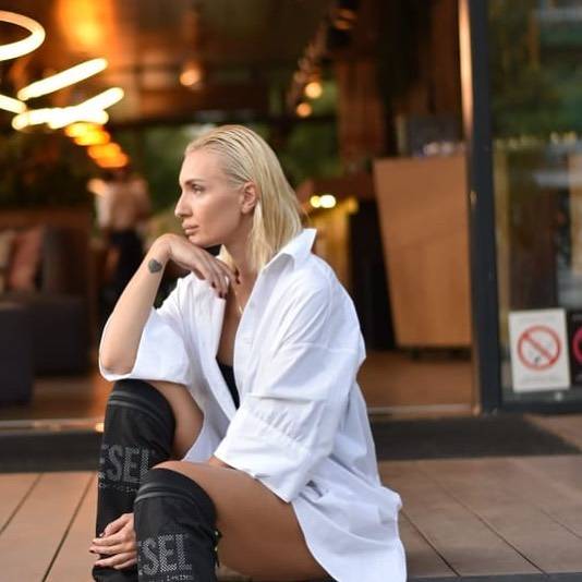 Pevačica nikad iskrenija: "Kada sam nezadovoljna nevažno je kakva mi je kosa i koliki su mi nokti" 2 9a8c3294c5b746ca0e7f3a00d9d3c0051ce32ca5