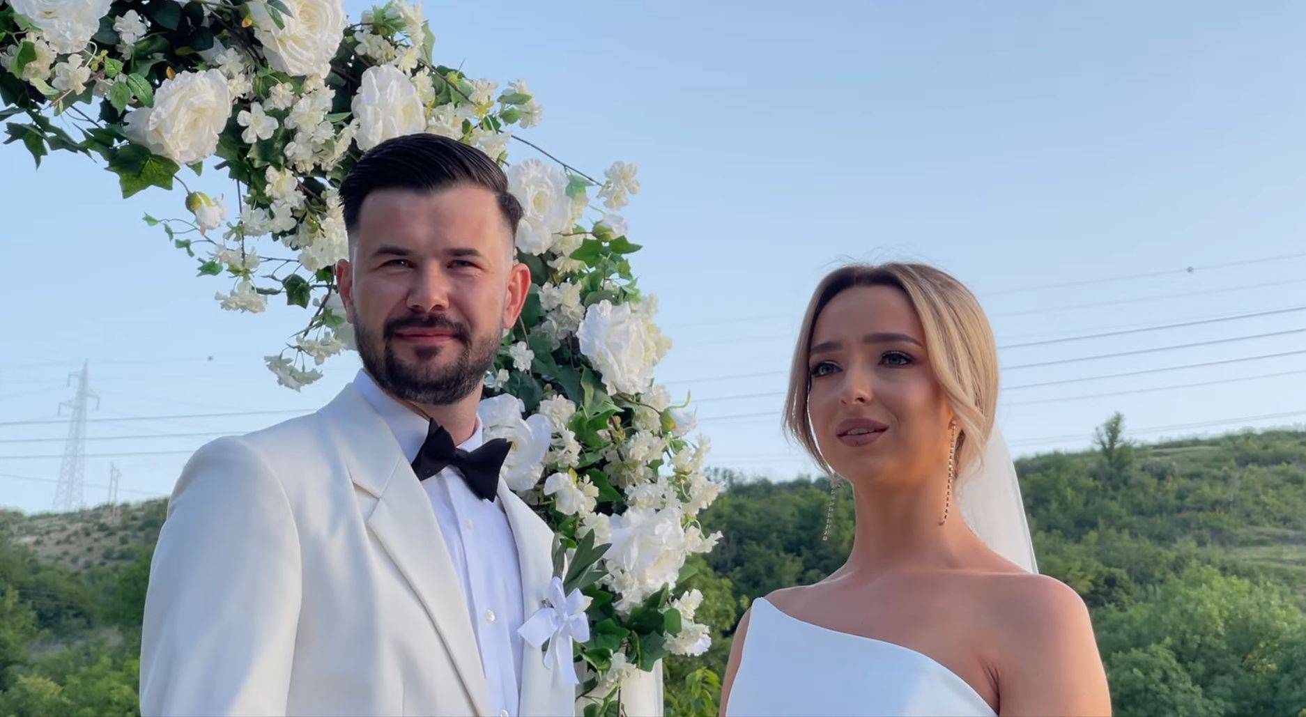 EMOTIVNO Džejla Ramović se RASPLAKALA na sestrinom venčanju i poručila: "NE MOGU da PEVAM" (VIDEO) 3 9d232f9ac60e6f356e6b50ea26cec8159766ccb4