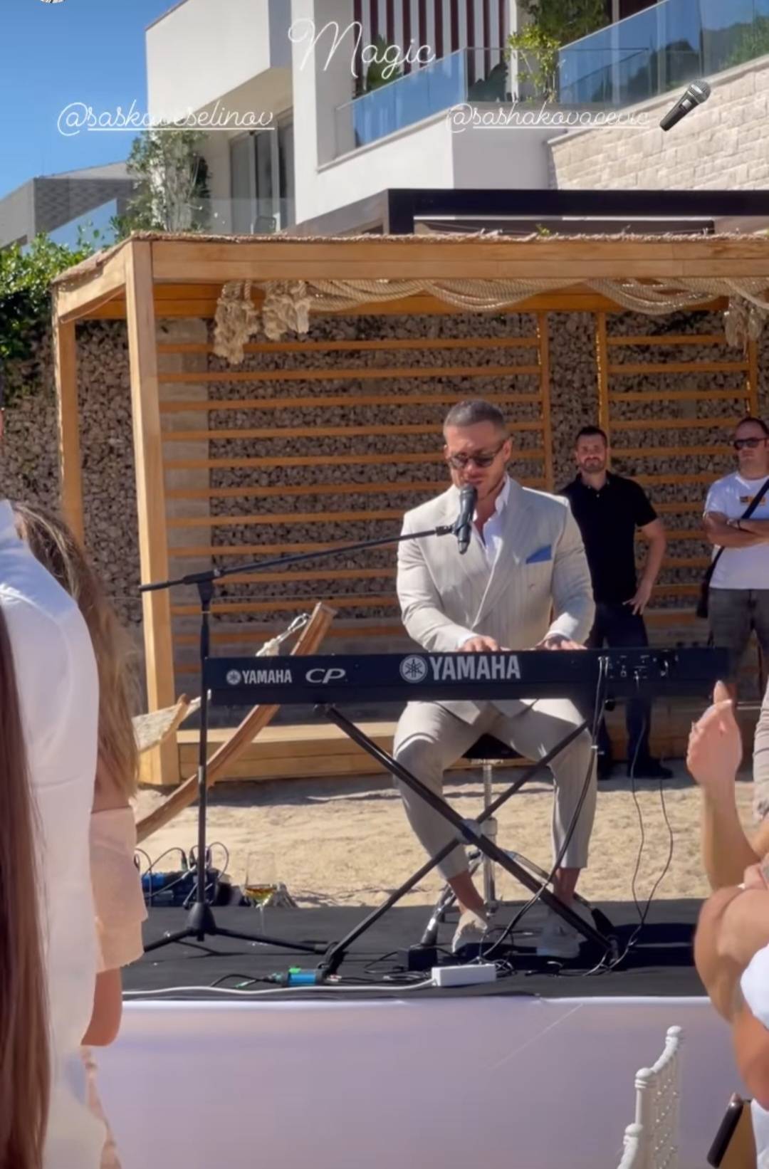 SVADBENA BAJKA NA PLAŽI: Mladenci izgovorili sudbonosno DA, pa BOSI zaplesali na pesku (VIDEO) 8 9d6dd2934fe61447d20055a7adc55120f9947190