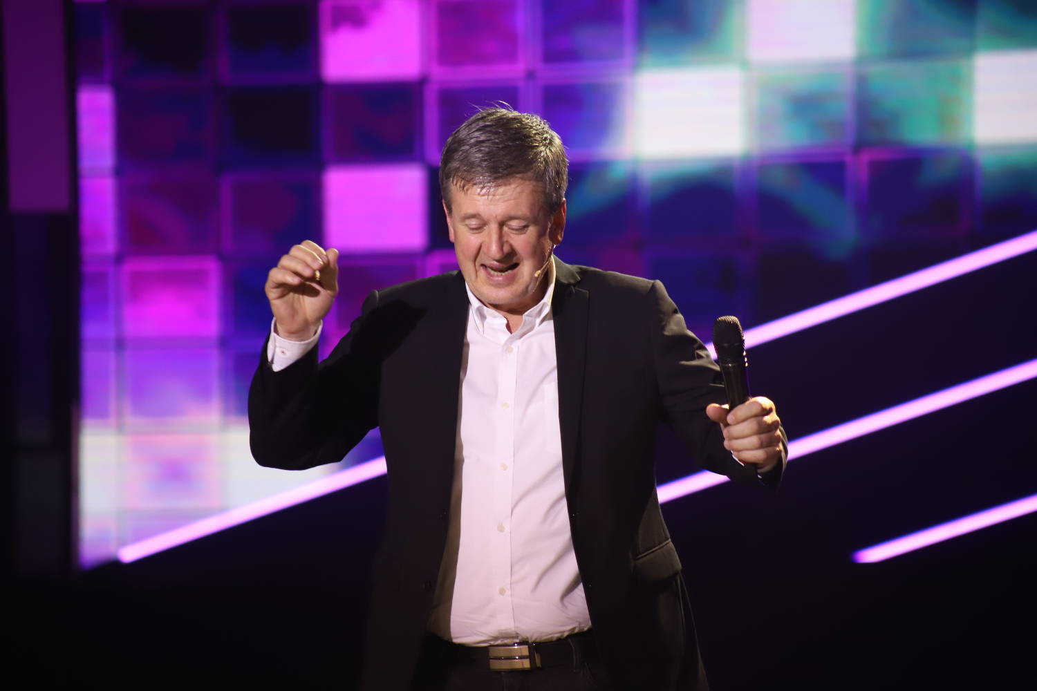 Naš pevač uzeo 10.000 evra bakšiša, pa podelio sa rodbinom: "Moraš da daš i drugima da zarade" 7 9d7b9192d92e309289651a57599465710c021aa3