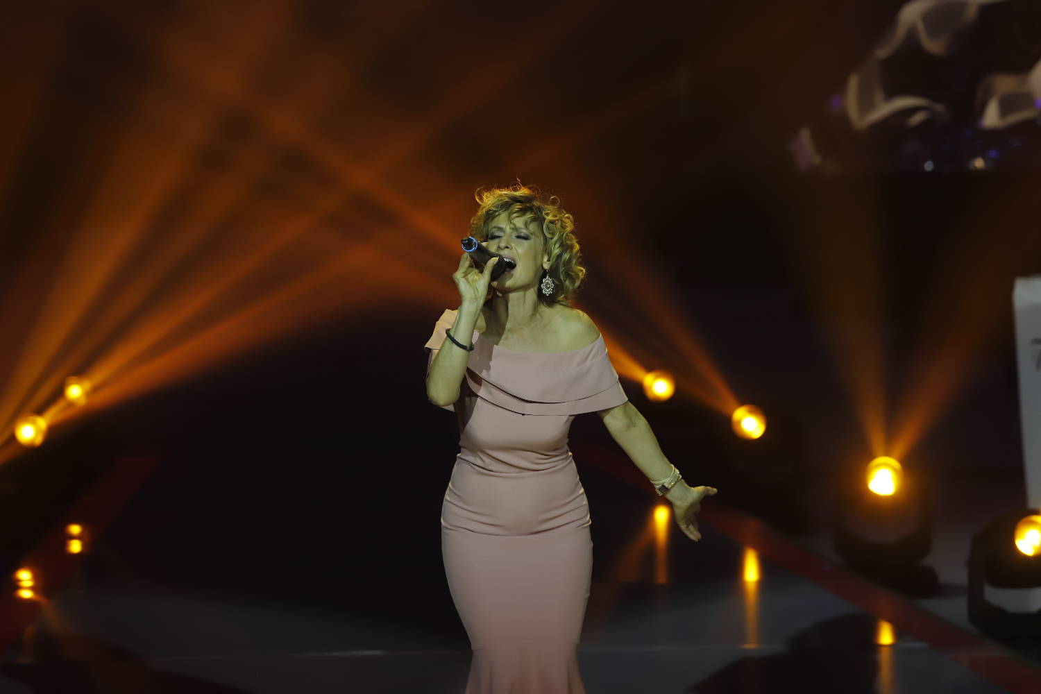 Izgleda kao MILION dolara, a peva kao DVA što je zbunilo Kebu (VIDEO) 2 9ef6ff9738149f6ecccfb88637de11c04da734cb