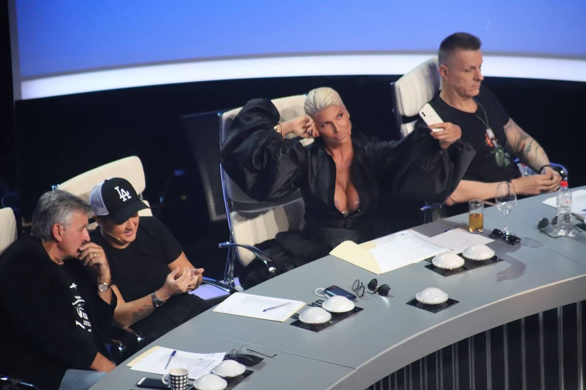 DEKOLTE ZA SELFI: Evo šta radi Jelena Karleuša pre početka emisije (FOTO) 4 a05b75b4ebc8d47945385a86ae4d55cc46073656