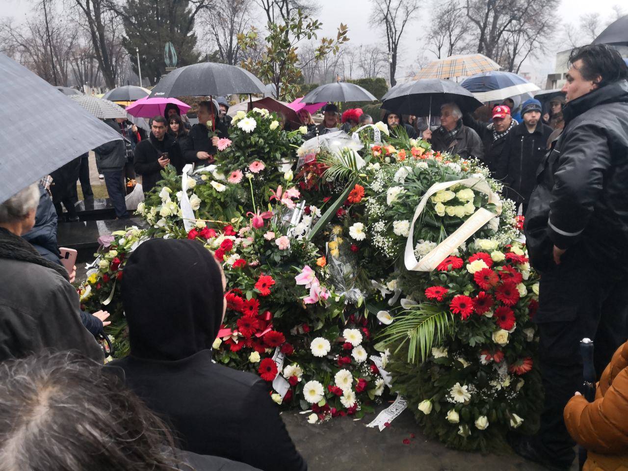 Aleksandar Sofronijević sa kolegama imao najteži zadatak na Šabanovoj sahrani 3 a1a1cea122c4c8badec158dec6a4017ab180be8c